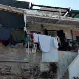 Da gi� notiamo un�altra casetta che non era visibile dalla scalinata: a differenza delle precedenti mostra segni di vita pi� evidenti con vestiti e lenzuola stesi sul balcone
